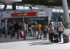 Cola en la estación del Cercanías del aeropuerto de Málaga.