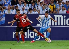 Baturina trata de irse de Tomeo, en el duelo liguero ante el Mirandés en La Rosaleda.