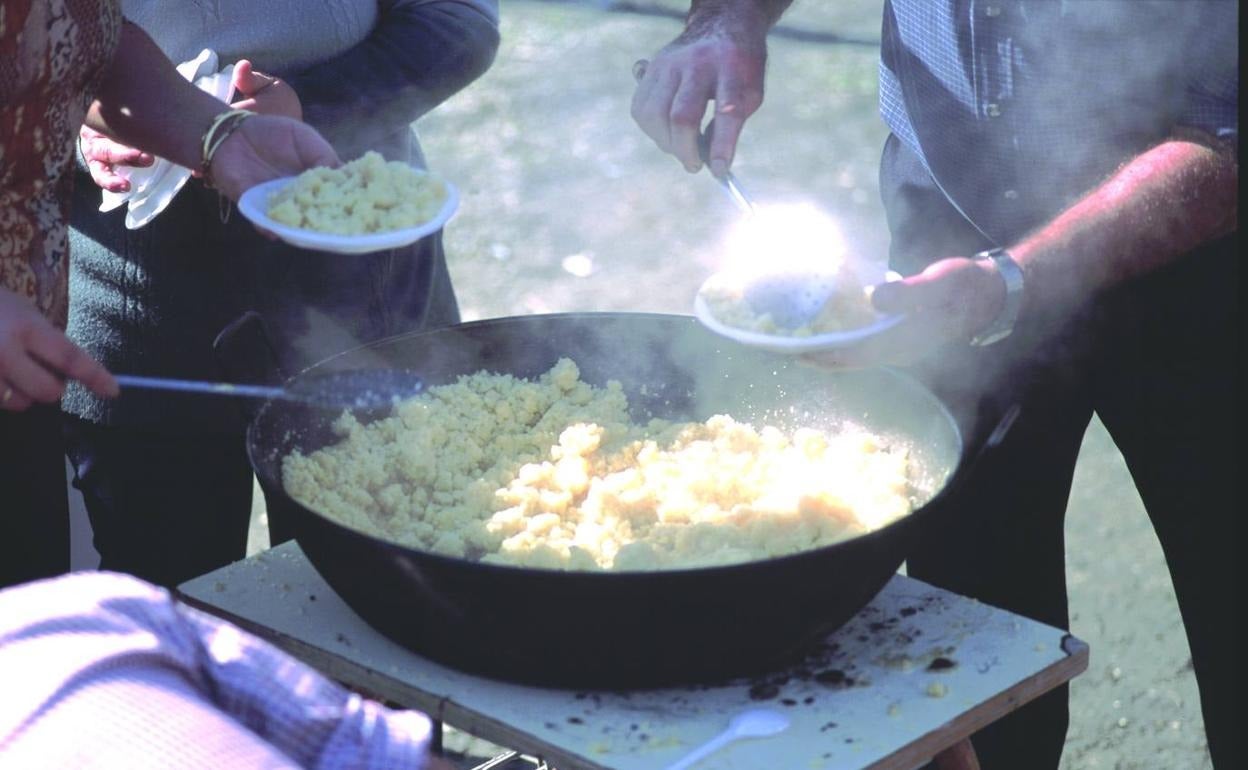 Torrox organiza este domingo la 43 edición de su Fiesta de las Migas.