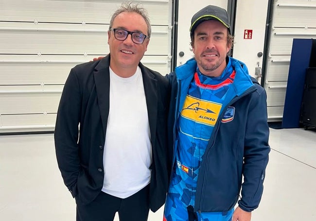 Pascual Pérez, presidente y propietario del Eldense, posa con Fernando Alonso, piloto de F1 y patrocinado por Finetwork.