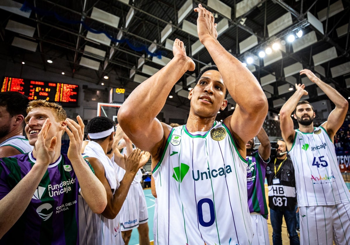 Los jugadores del Unicaja celebran la victoria del martes en Polonia.