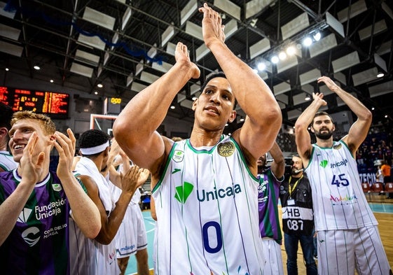 Los jugadores del Unicaja celebran la victoria del martes en Polonia.