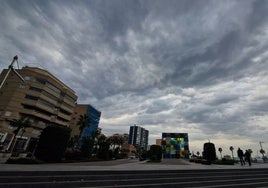 Aspecto de los cielos esta mañana desde el puerto de Málaga.