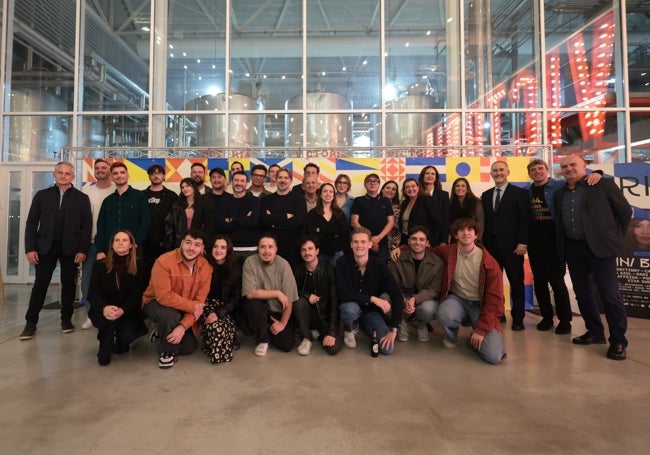 Músicos, organizadores y colaboradores, en la presentación en la Fábrica Victoria.