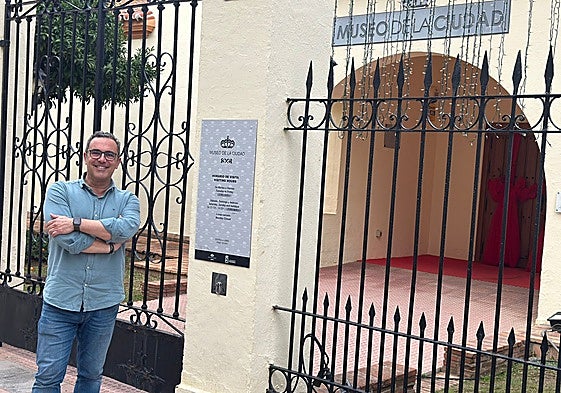 El concejal de Cultura, a las puertas del Museo de la Ciudad.