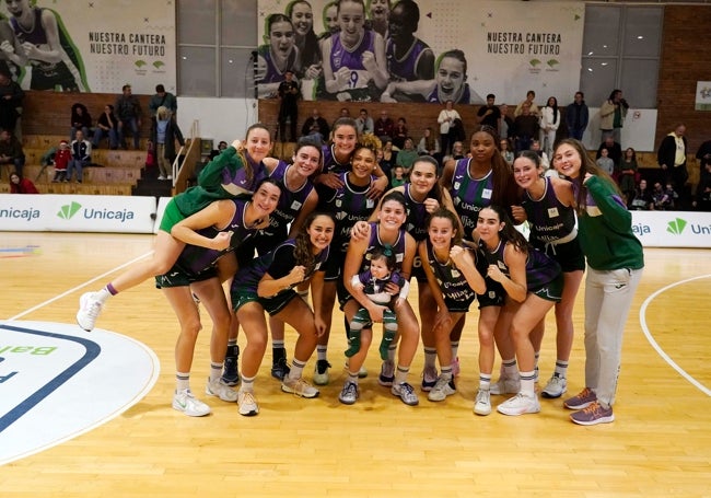 Las jugadoras del Unicaja Mijas celebran la victoria conseguida.