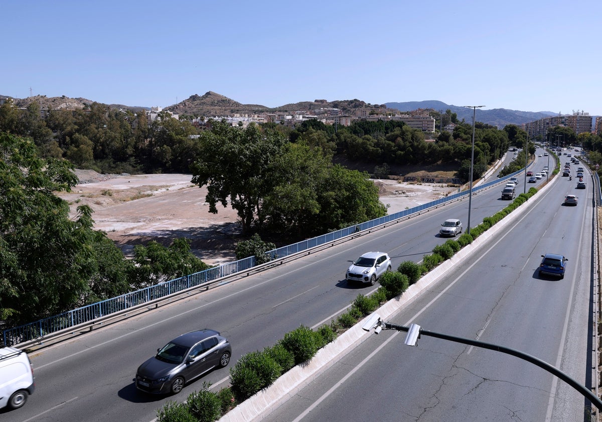 Avenida de Valle Inclán, con los terrenos de la antigua fábrica al fondo.