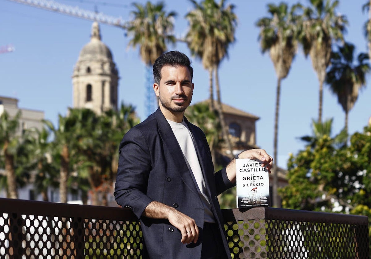 Javier Castillo, con un ejemplar de su última novela, 'La grieta del silencio'.