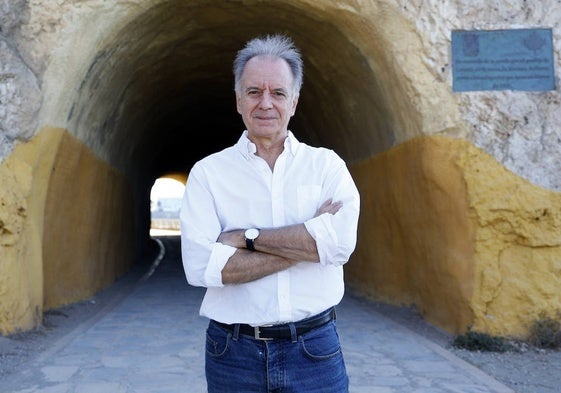 El escritor Antonio Soler, en el Peñón del Cuervo, escenario de su novela.