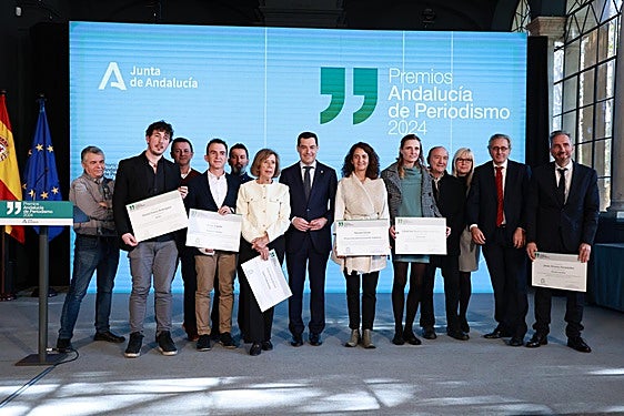 Juanma Moreno con algunos de los premiados.