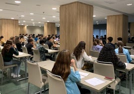 Estudiantes, en uno de los exámenes realizados en Málaga en una imagen de archivo.