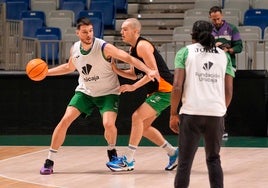 Trujillo, con Jonathan Barreiro en el entrenamiento de este viernes.