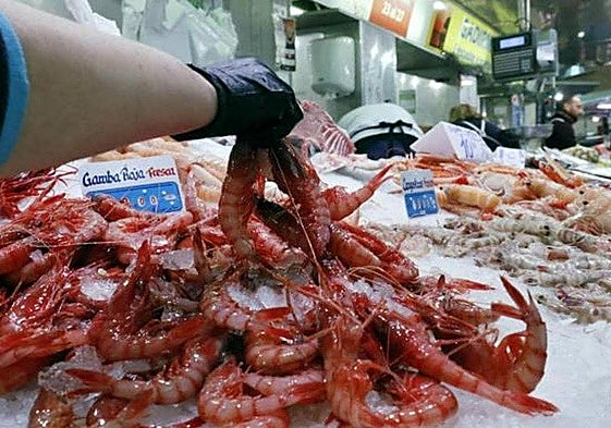 ¿Chupas las cabezas de las gambas en Navidad? Ojo a los peligros ocultos de este hábito