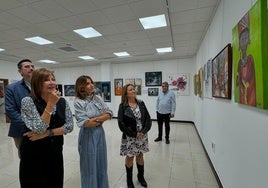 La alcaldesa en una visita al centro cultural La Cala, en una imagen de archivo.