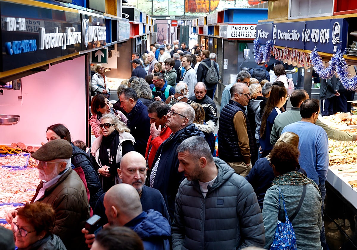 El mercado de Atarazanas lleva toda la semana lleno de clientes.
