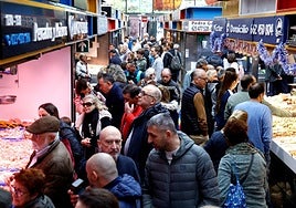 El mercado de Atarazanas lleva toda la semana lleno de clientes.