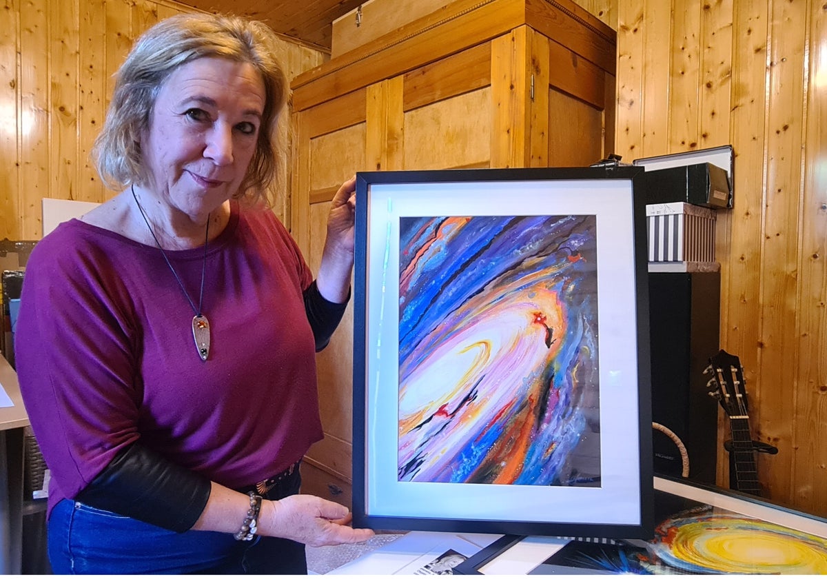 Blanca Troughton Luque muestra 'Una del triplete de Leo', en su estudio de Torremolinos.