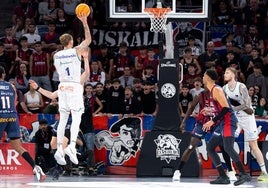 Osetkowski lanza con la mano derecha en el partido contra el Baskonia.