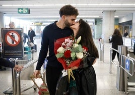 Pablo Mérida esperó a Nina, que llega desde Manchester para pasar la primera Navidad en Málaga.