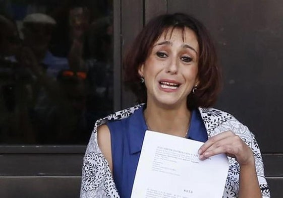 Juana Rivas y su hijo mayor denuncian al padre por coacción en un juzgado de Málaga