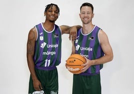 Tyson Carter y Tyler Kalinoski posan sonrientes en la sesión de fotos oficial para la Liga Endesa.