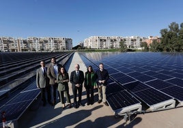 Juanjo Denis, Borja Vivas, Alicia Izquierdo, Paco de la Torre, Penélope Gómez y Carlos Conde, durante la inauguración de la planta fotovoltaica en Teatinos, en las instalaciones de Emasa.