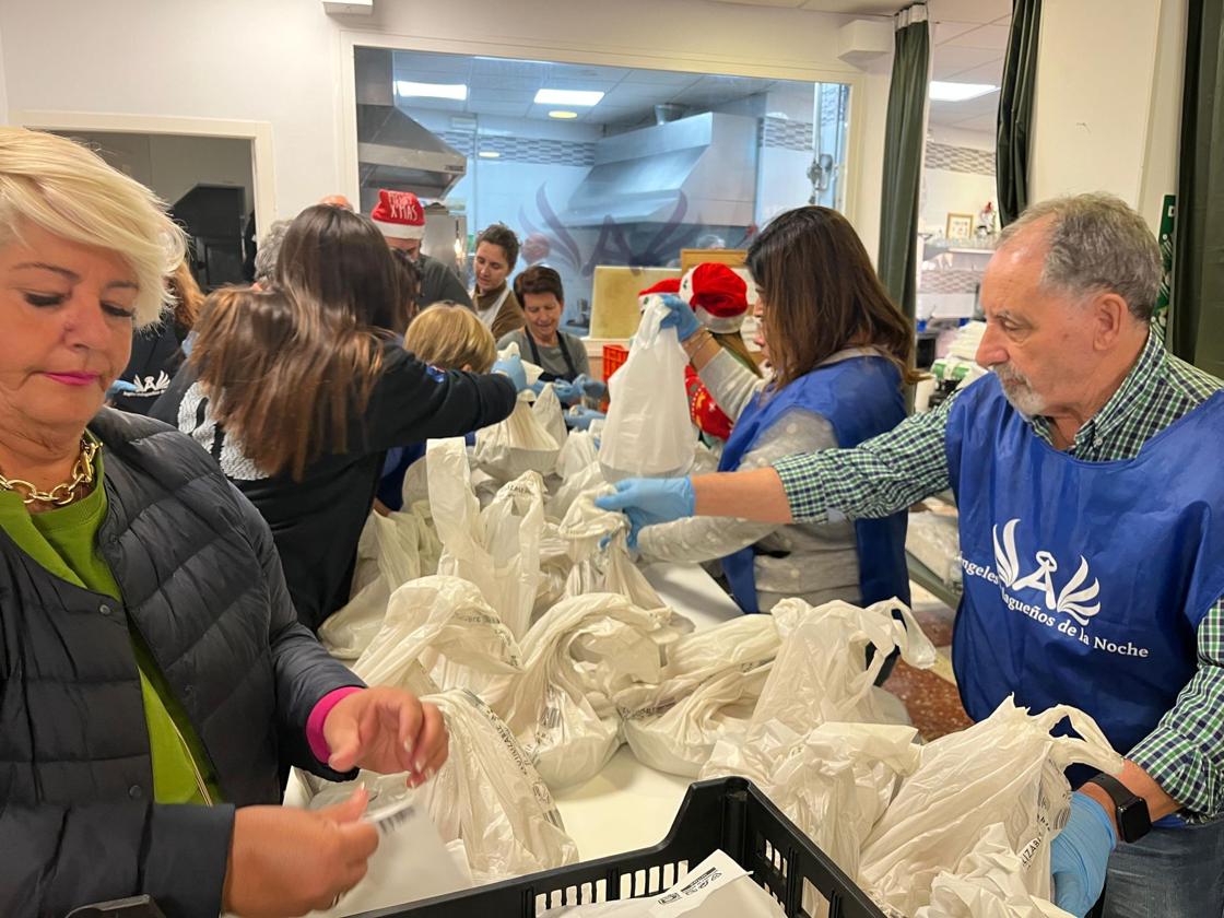 El reparto de alimentos de los Ángeles Malagueños de la Noche en Nochebuena