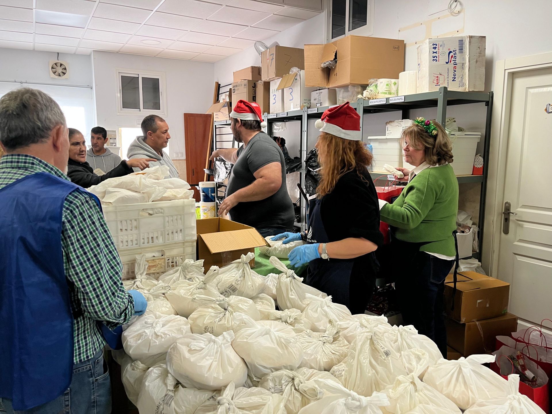 El reparto de alimentos de los Ángeles Malagueños de la Noche en Nochebuena