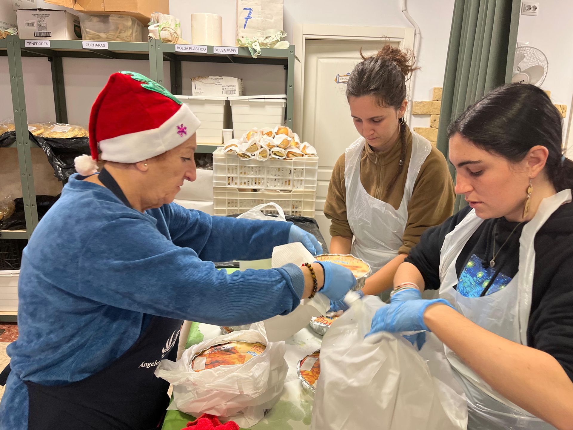 El reparto de alimentos de los Ángeles Malagueños de la Noche en Nochebuena