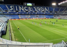 La Rosaleda, durante el calentamiento en un partido del Málaga.