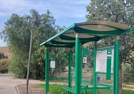 Parada de bus situada en la urbanización El Alcaide.