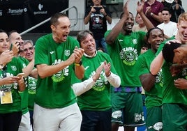 Jon Cortaberria, a la izquierda, celebrando el título de la Supercopa en Murcia.