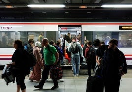 Viajeros suben y bajan a un tren de Cercanías de la Costa en Málaga.