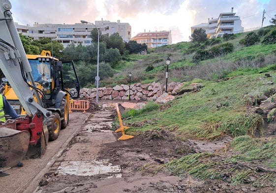 Zona donde se ha localizado la rotura de la tubería, en la calle Arquitectos.