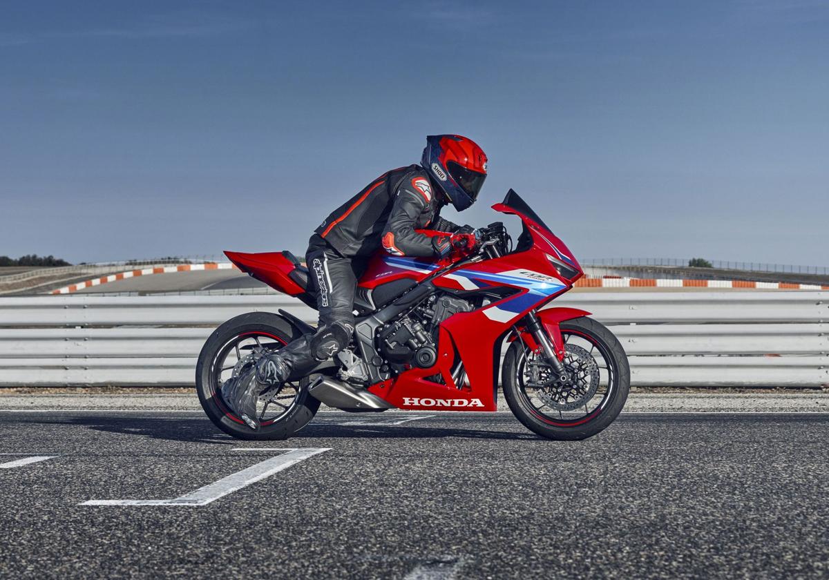 Honda CBR650R, que incorpora la tecnología E-Clutch.