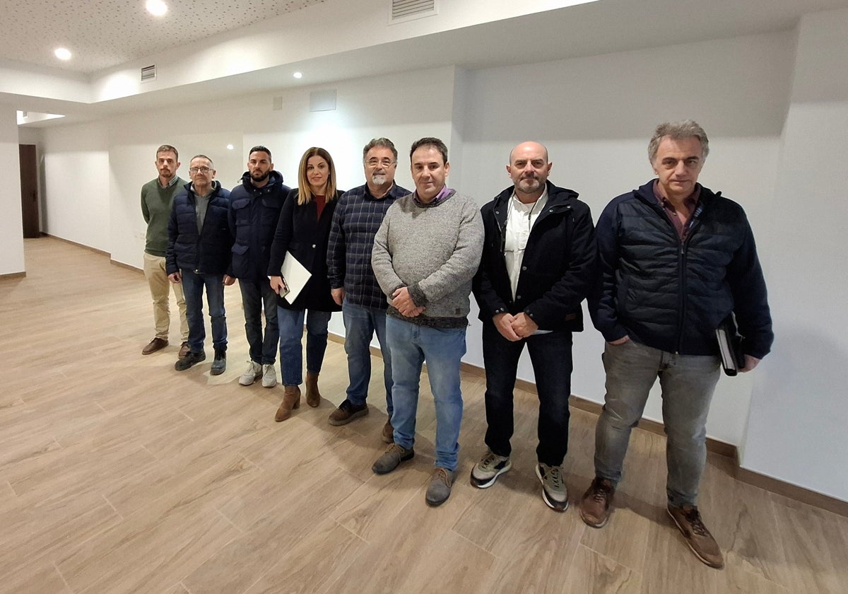 Representantes municipales y miembros de la Asociación Amigos de los Rondeles visitan el edificio que será destinado a centro etnográfico.