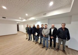 Representantes municipales y miembros de la Asociación Amigos de los Rondeles visitan el edificio que será destinado a centro etnográfico.