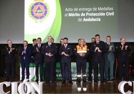 Dani Sánchez recibe una icónica Medalla al Mérito de la Protección Civil de Andalucía