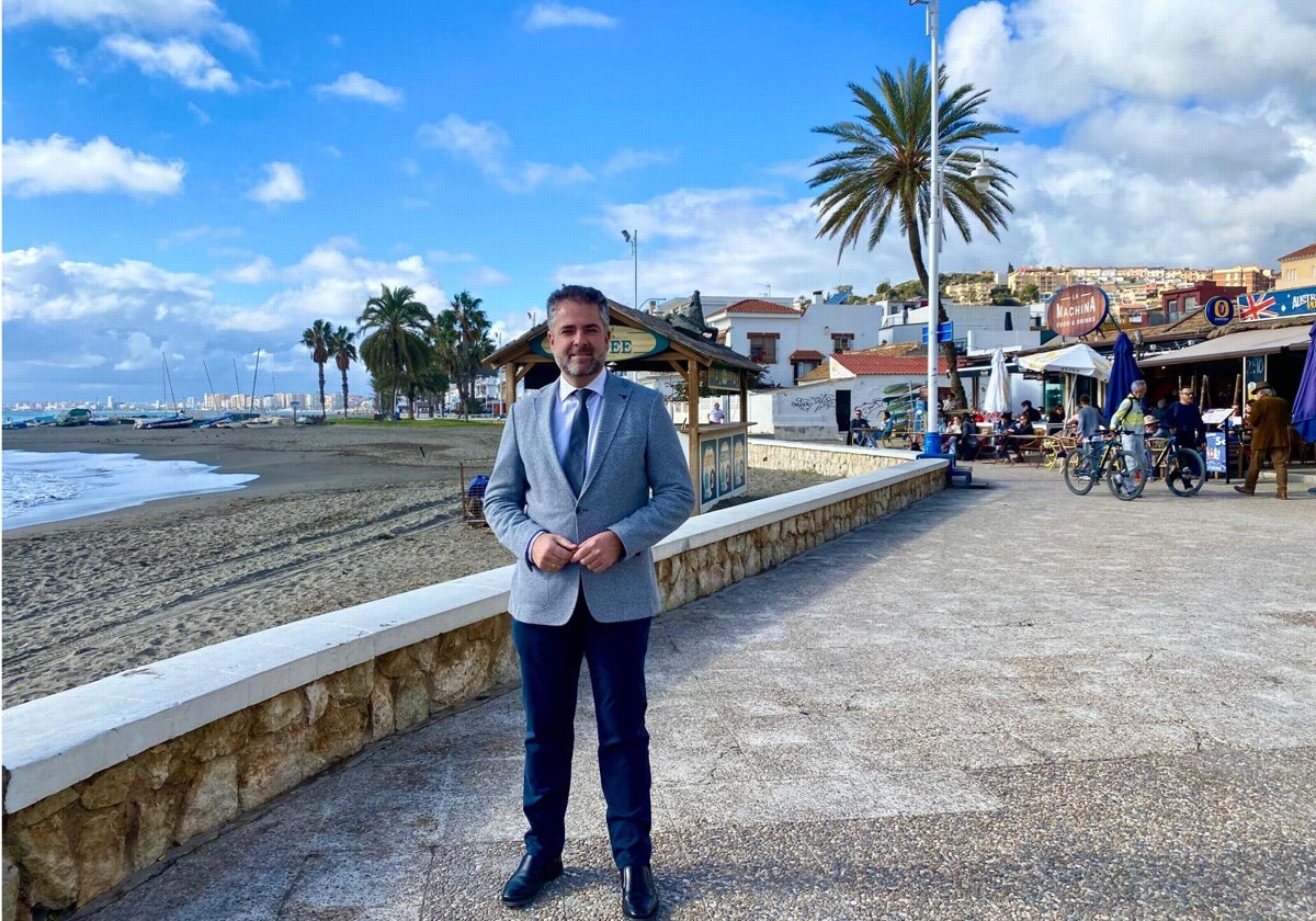 El concejal del distrito Este, Carlos Conde, en el paseo marítimo de Pedregalejo.