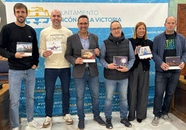 El concejal, con los ganadores del certamen.