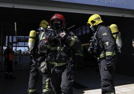 Afectados por humo dos jóvenes y un niño de tres años tras el incendio de un ático en Fuengirola