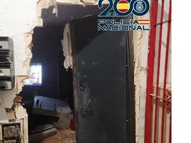 Para acceder a los domicilios se tuvieron que emplear medios de apertura especializados, ya que las puertas eran dobles y de seguridad