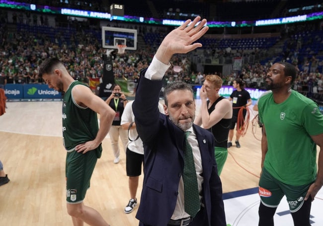 Ibon Navarro saluda a los aficionados tras la eliminación ante el Murcia.