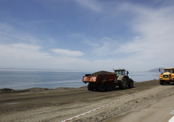 Maquinaria pesada trabaja en las playas de Rincón de la Victoria.