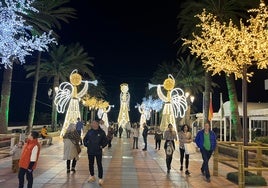 Imagen de la decoración navideña de este año en el Paseo Balcón de Europa de Nerja.