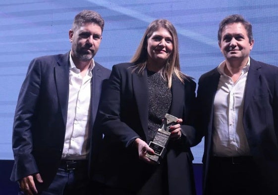 Jorge, Ana e Iván Borrego, recogiendo el premio Malagueños del Año.