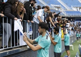 Nelson firma una camiseta a una aficionada.