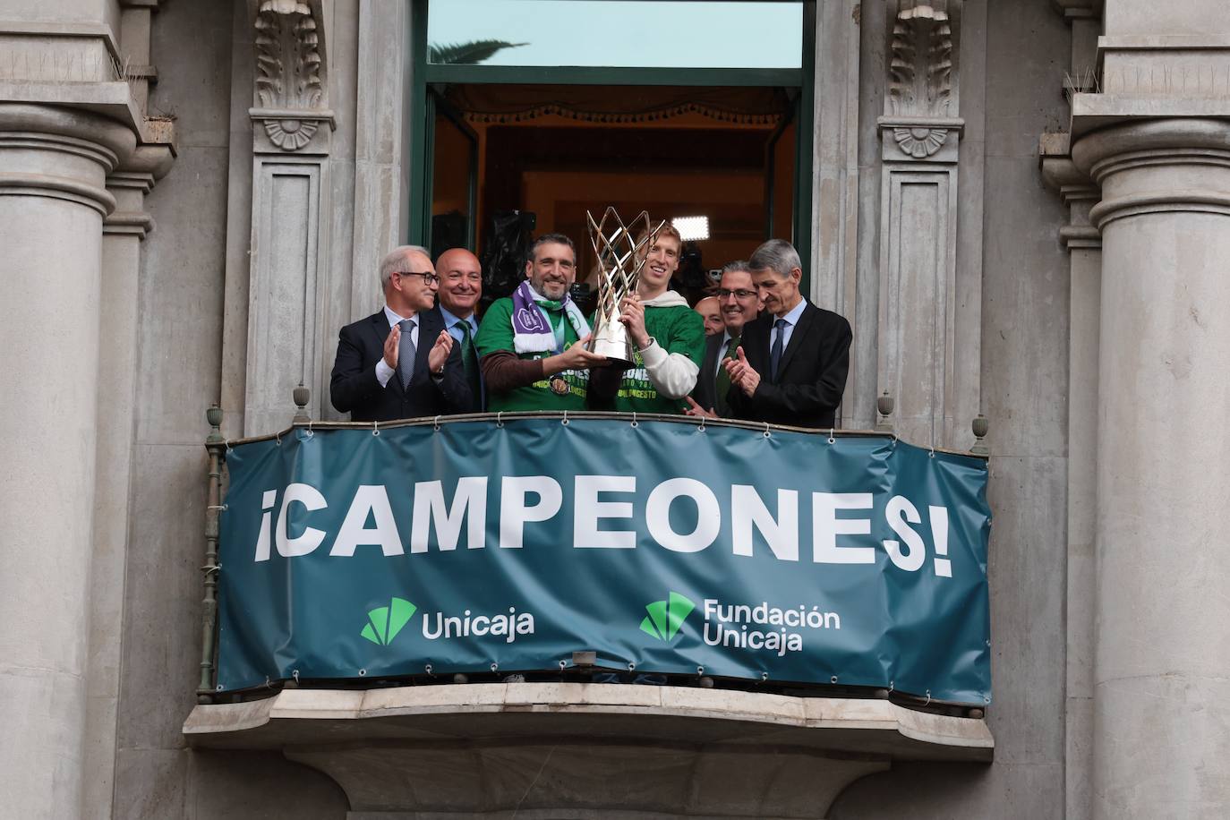 Díaz e Ibon, en el balcón de la sede de Unicaja.