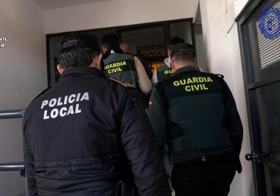 Detienen a un hombre por profanar tumbas en cementerios andaluces