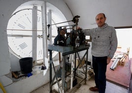 José Luis Correa, en el interior del reloj.